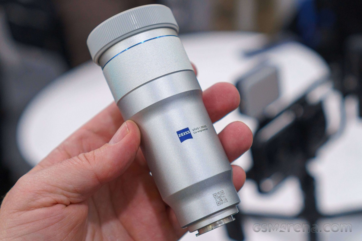 Vivo X300 Ultra with ZEISS 400 mm teleconverter — hands-on