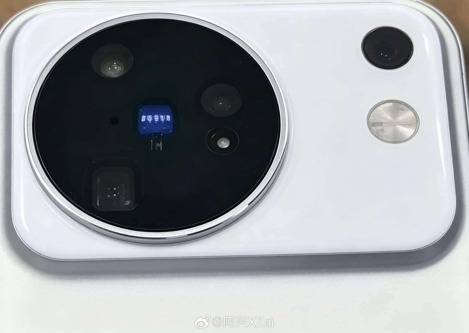 vivo X500 Pro Max fotoaparato modulis nuotraukoje iš Weibo